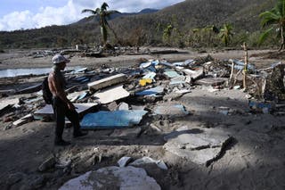 Čovjek hoda kroz ruševine u selu Boca de Dos Rios, pokrajina Santiago de Cuba, Kuba, u četvrtak nakon što je uragan Melissa razorio regiju
